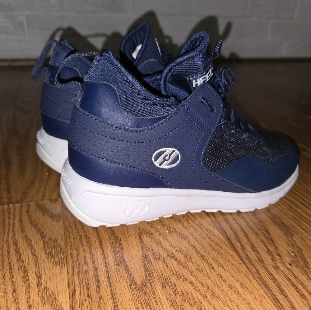 Heelys navy blue skate shoes. Youth 6/38